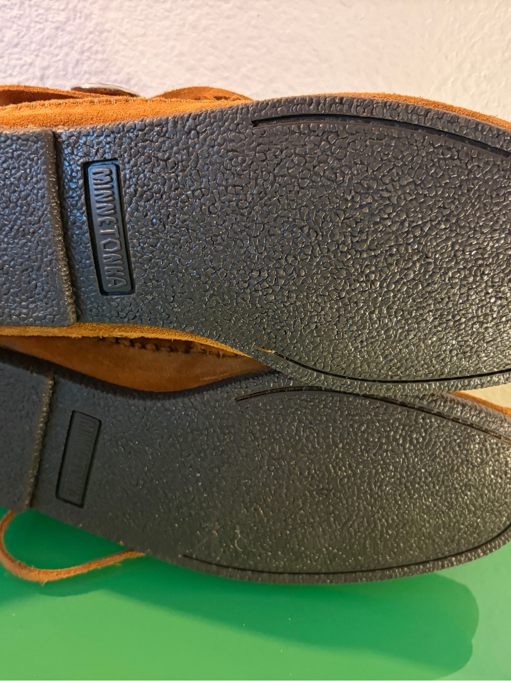 NWOT Minnetonka Men's Two Button Hardsole Boot - Picture 6 of 7